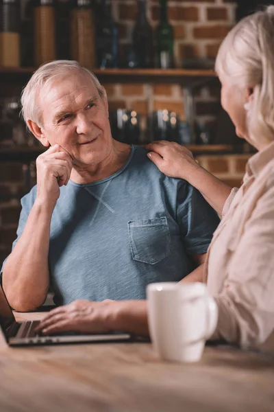 Senior couple talking — Stock Photo