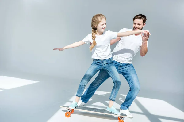 Padre e figlia con skateboard — Foto stock