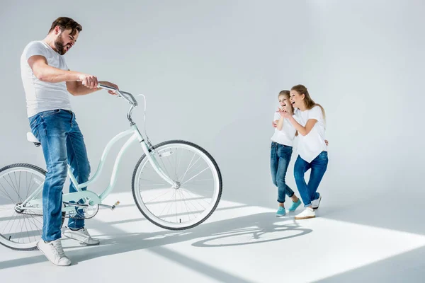 Familia feliz con bicicleta - foto de stock