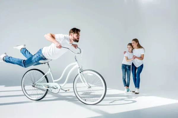 Familia feliz con bicicleta - foto de stock