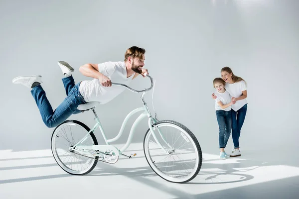 Щаслива сім'я з велосипедом — стокове фото
