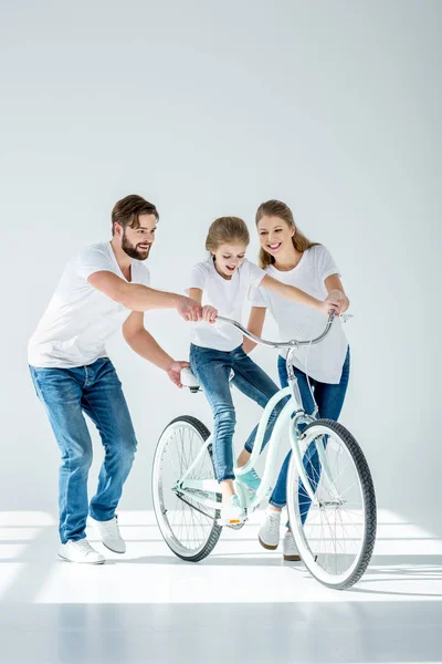 Familia feliz con bicicleta - foto de stock