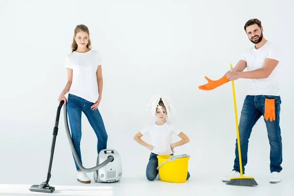Família com suprimentos de limpeza — Fotografia de Stock