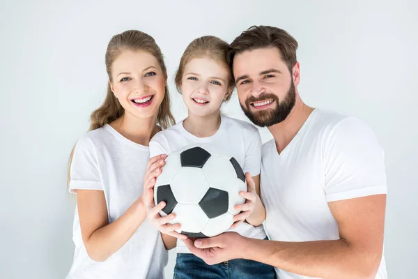Familia con pelota de fútbol - foto de stock