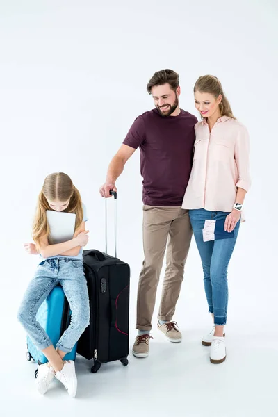 Familia con bolsas de viaje - foto de stock