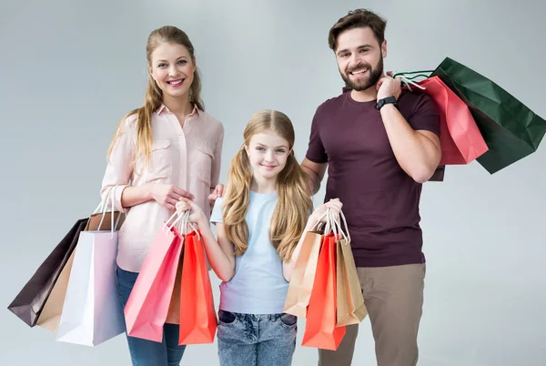 Familia con bolsas de compras - foto de stock