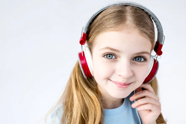 Chica escuchando música con auriculares - foto de stock