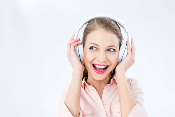 Femme écoute de la musique avec écouteurs — Photo de stock