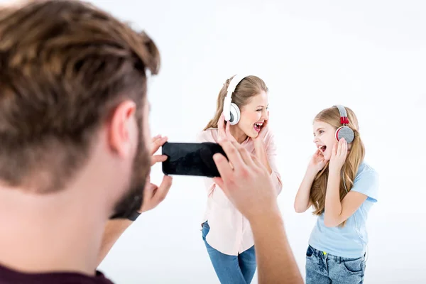 Padre tomando fotos de madre e hija - foto de stock