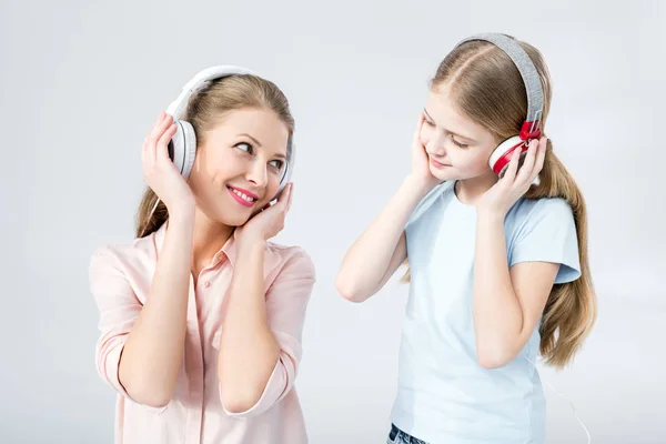 Madre e hija con auriculares - foto de stock