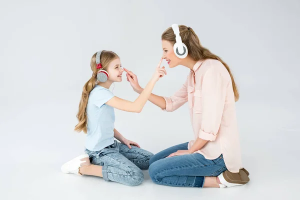 Madre e hija con auriculares - foto de stock
