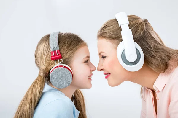 Madre e hija con auriculares - foto de stock
