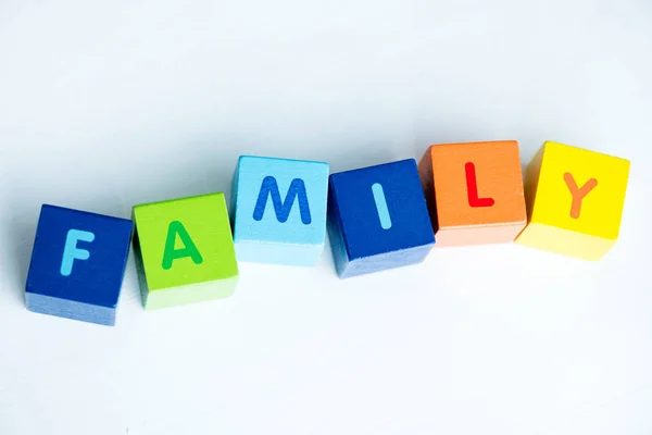 Cubes se compose du mot famille — Photo de stock