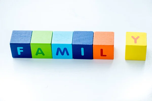 Cubes se compose du mot famille — Photo de stock