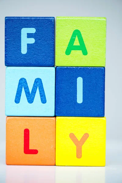 Cubos consiste en la palabra familia - foto de stock