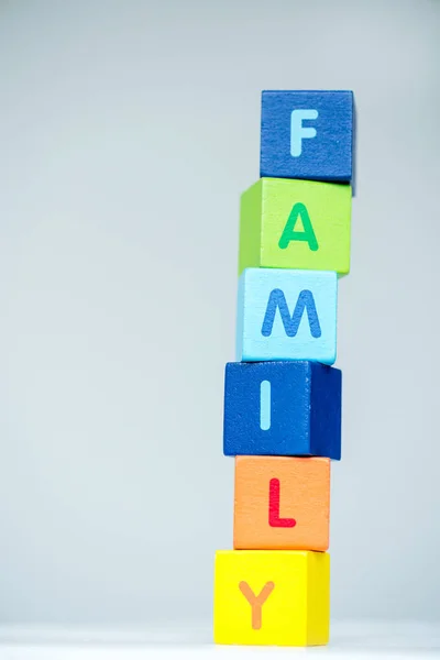 Cubos consiste en la palabra familia - foto de stock