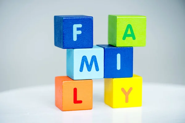 Cubes se compose du mot famille — Photo de stock