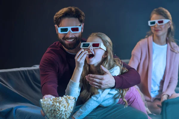 Familia viendo película - foto de stock