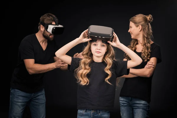 Familie in Virtual-Reality-Headsets — Stockfoto