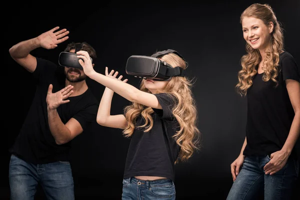 Família em fones de ouvido de realidade virtual — Fotografia de Stock