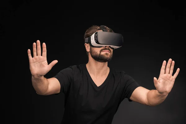 Homem em fone de ouvido de realidade virtual — Fotografia de Stock