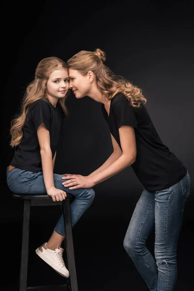 Hermosa madre e hija - foto de stock