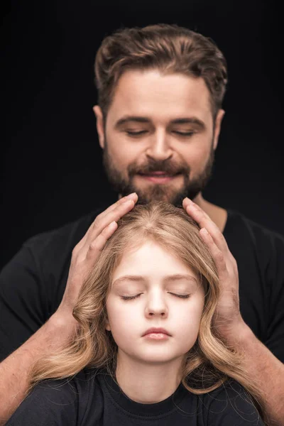 Père câlin fille — Photo de stock