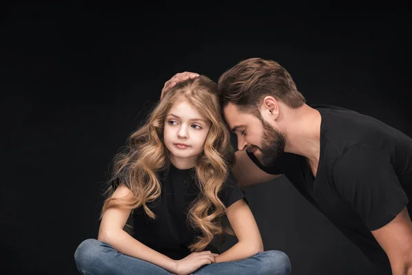 Père câlin fille — Photo de stock