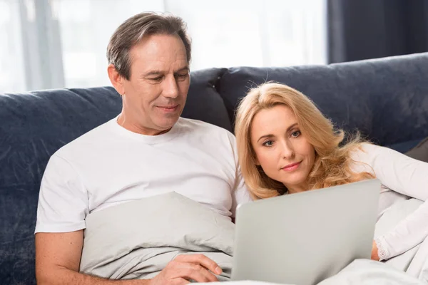 Couple utilisant un ordinateur portable — Photo de stock