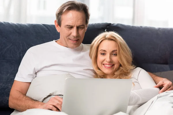 Couple using laptop — Stock Photo