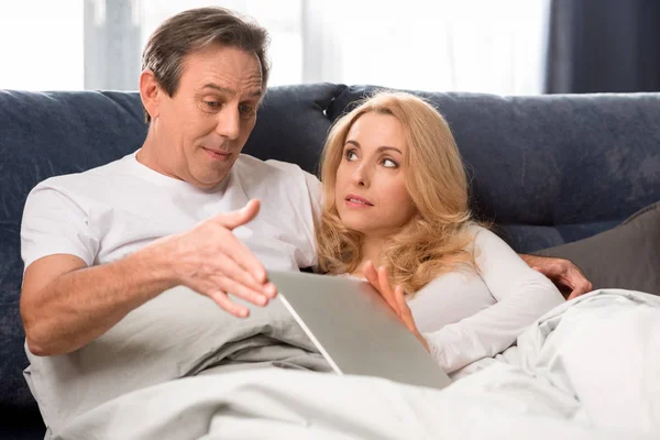 Couple using laptop — Stock Photo