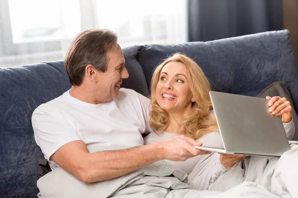 Pareja usando portátil - foto de stock