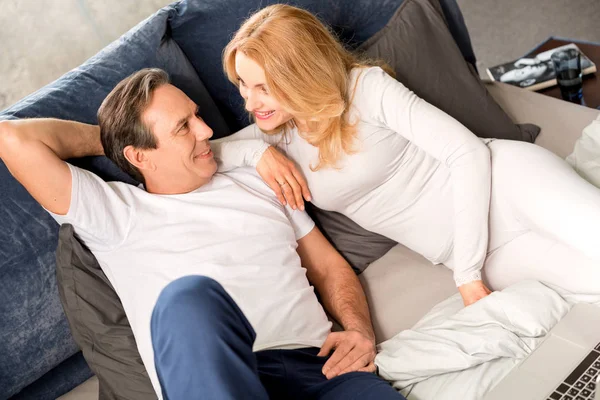 Couple looking at each other — Stock Photo