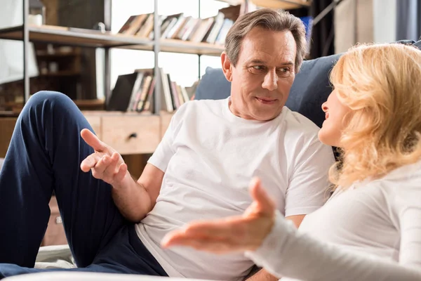 Coppia di mezza età parlando — Foto stock