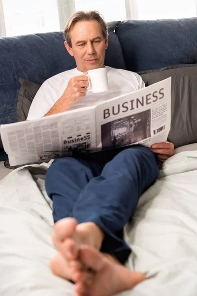 Homem lendo jornal — Fotografia de Stock