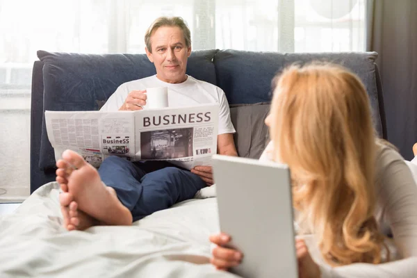 Женщина с помощью цифрового планшета — Stock Photo