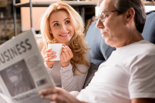 Feliz pareja de mediana edad - foto de stock