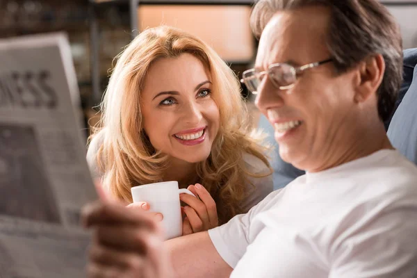 Heureux couple d'âge moyen — Photo de stock