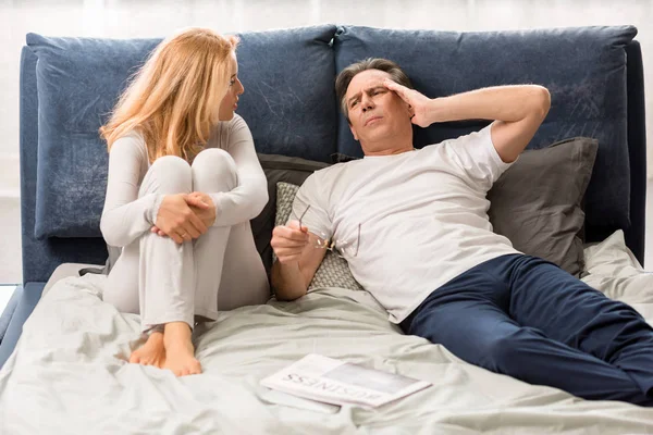 Bouleversé couple d'âge moyen — Photo de stock