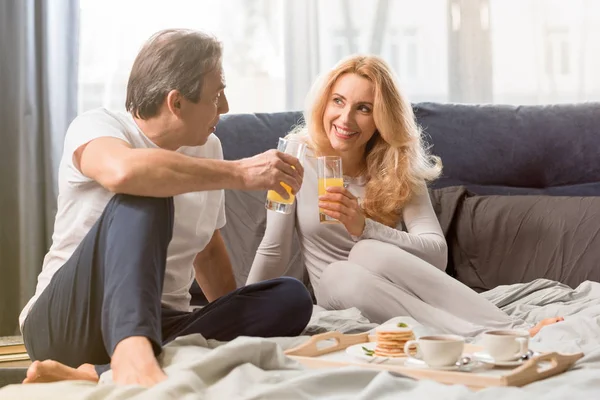 Couple prenant le petit déjeuner au lit — Photo de stock