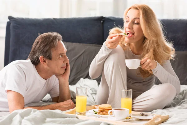 Couple having breakfast in bed — Stock Photo