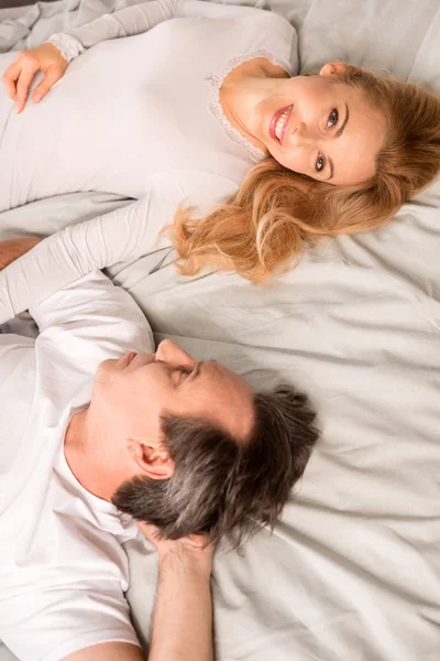 Reif pärchen im bett — Stockfoto