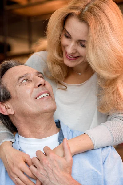 Hübsches reifes Paar — Stockfoto