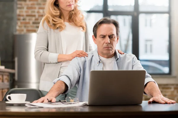 Pareja madura disgustada - foto de stock