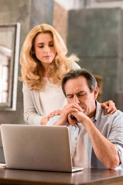 Pareja madura disgustada - foto de stock