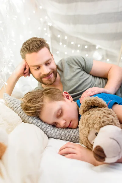 Vater und schlafender Sohn — Stockfoto
