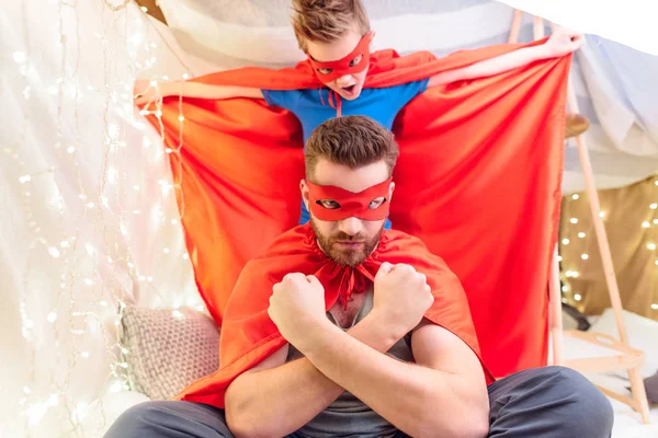 Padre e figlio in costume da supereroe — Foto stock