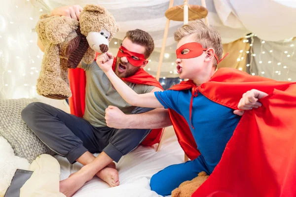 Pai e filho em trajes de super-herói — Fotografia de Stock