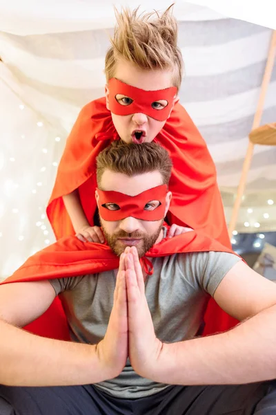 Pai e filho em trajes de super-herói — Fotografia de Stock