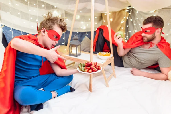 Padre e hijo en trajes de superhéroe - foto de stock